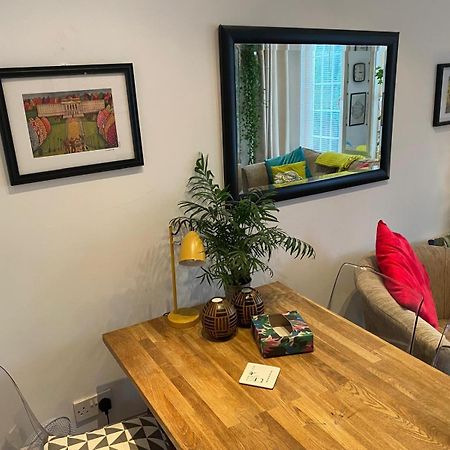 True Colours Apartment In Central Location Bangor  Esterno foto