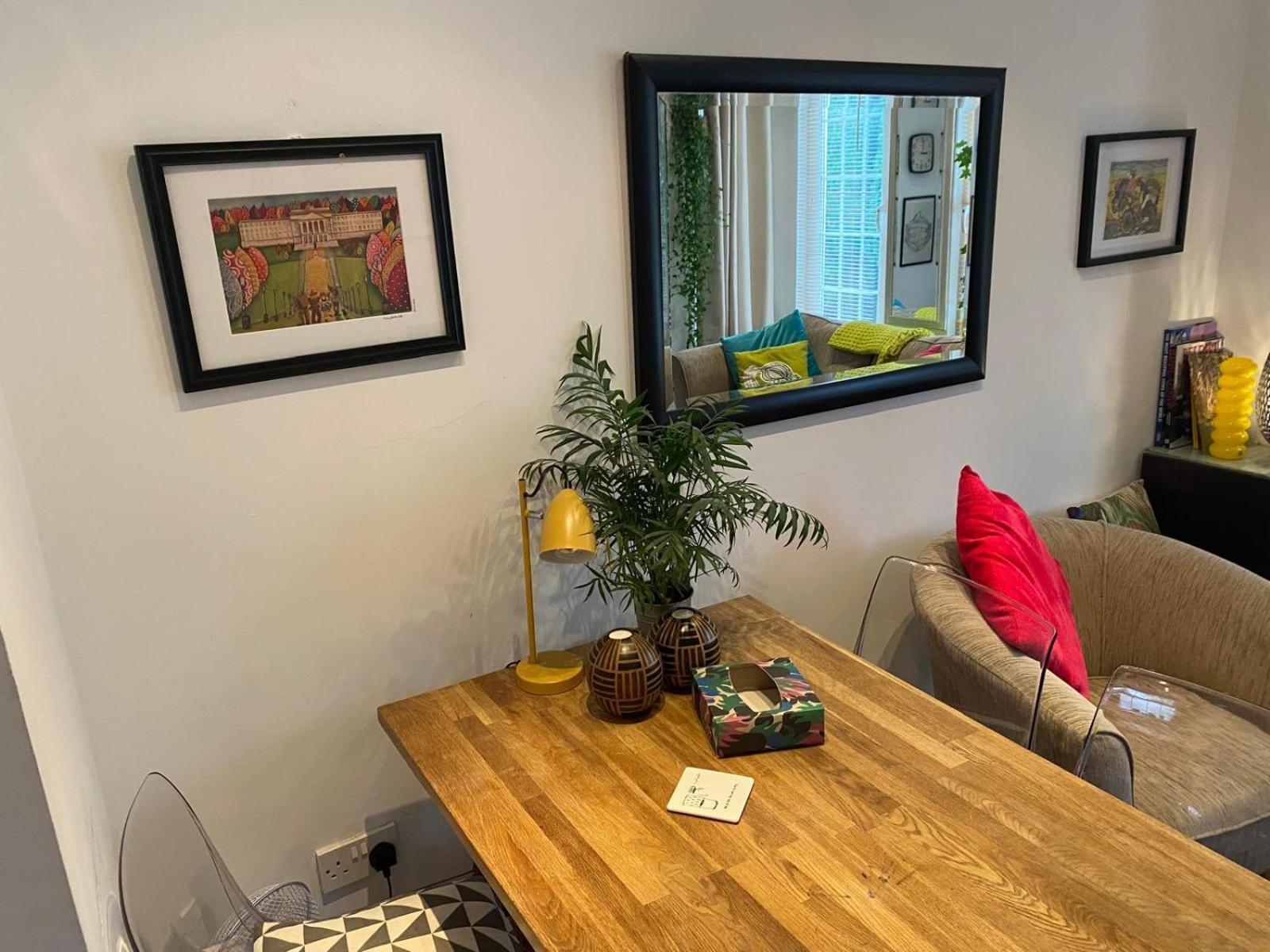 True Colours Apartment In Central Location Bangor  Esterno foto