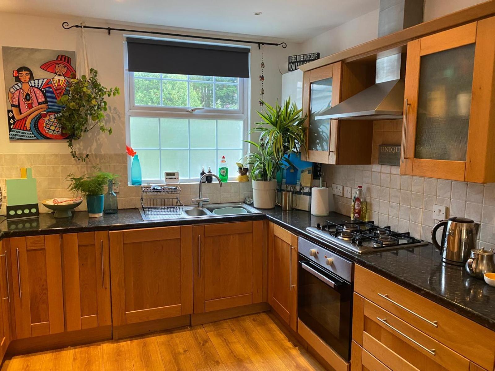 True Colours Apartment In Central Location Bangor  Esterno foto