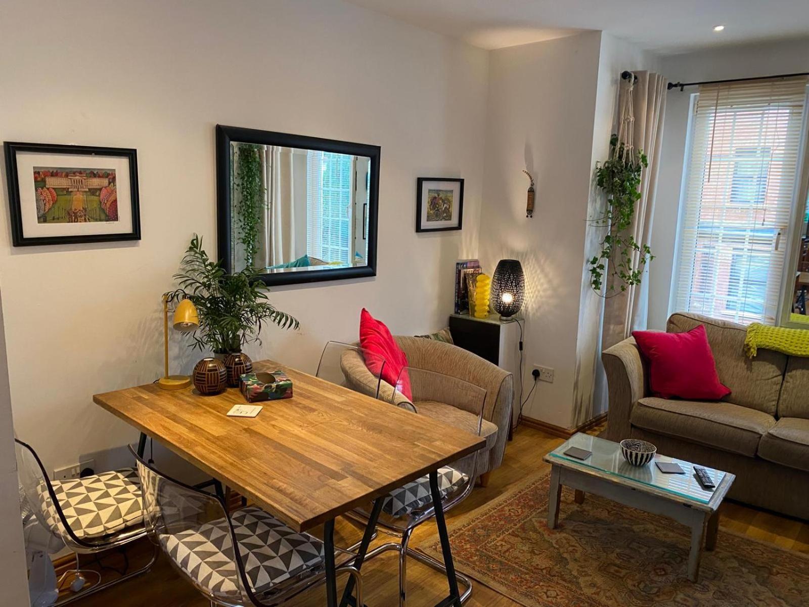 True Colours Apartment In Central Location Bangor  Esterno foto