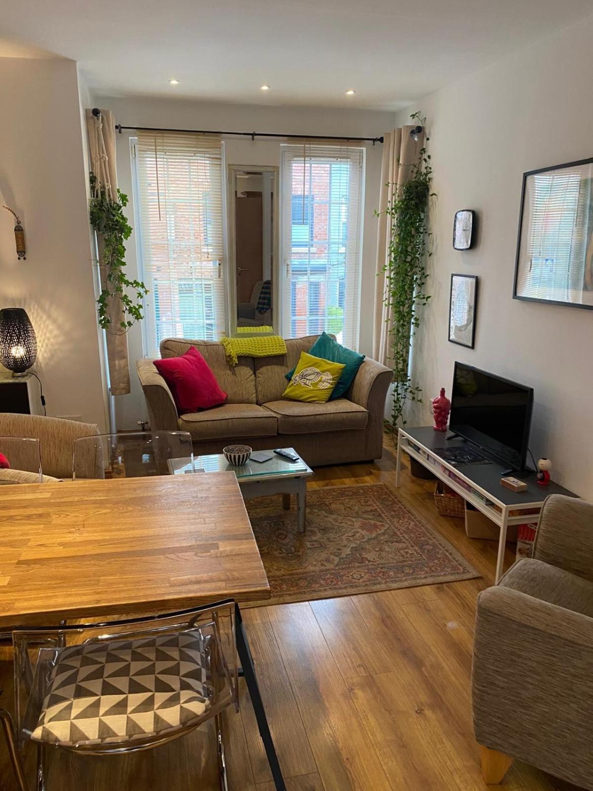 True Colours Apartment In Central Location Bangor  Esterno foto